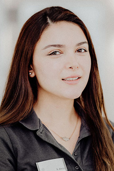 Nazanin Ahmadi, Zahnmedizinische Fachangestellte