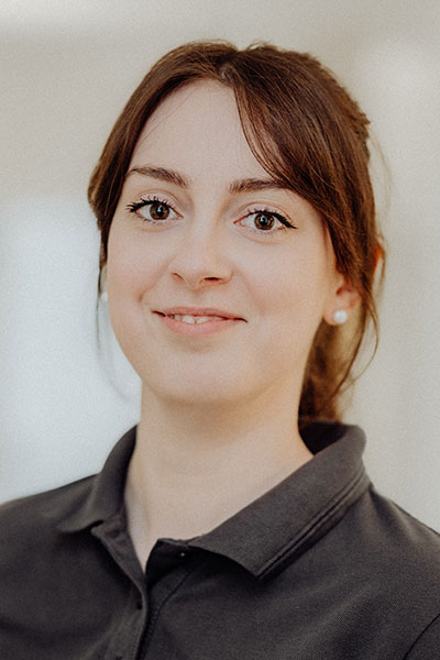 Sarah Brenner, Auszubildende